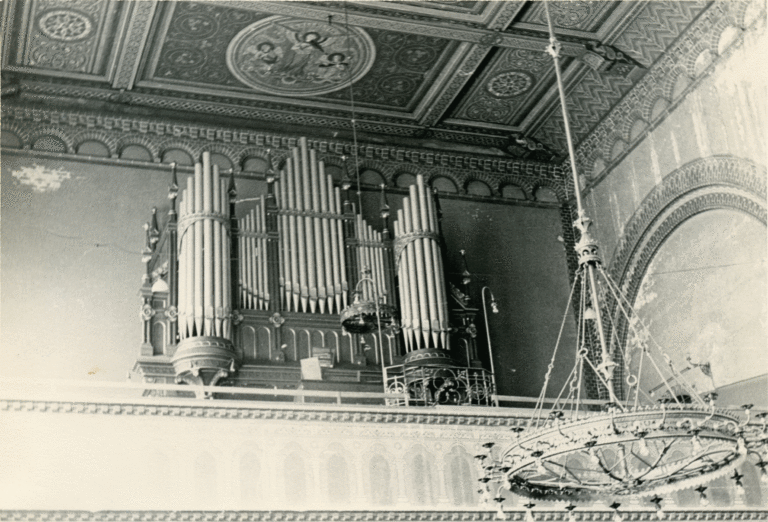 Sauer-Orgel mit Original-Kronleuchter vor der Orgelempore, um 1929. Quelle: Ev. Immanuel-Kirchengemeinde, Berlin