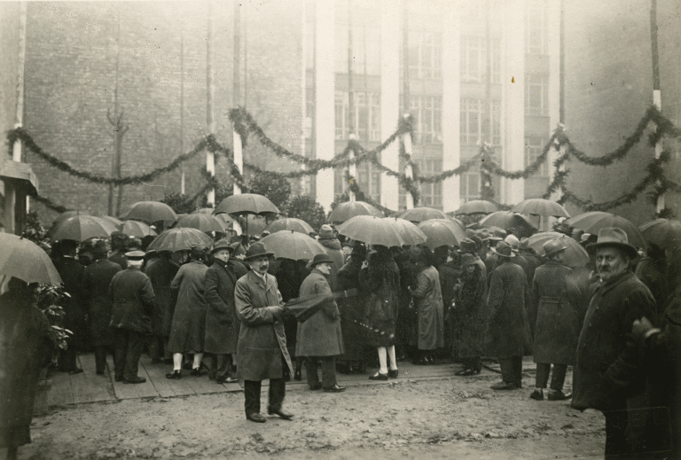 Zahlreiche BesucherInnen erschienen bei der Grundsteinlegung am 15. April 1928. 
Leihgabe: Ev. Immanuel-Kirchengemeinde, Berlin